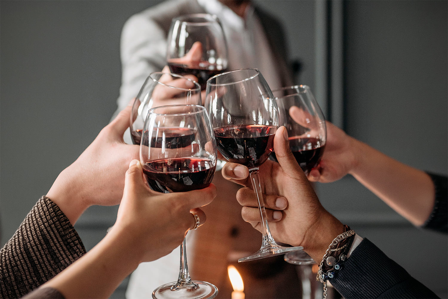 Brindis con copas de vino de la bodega Amadiís de Gaula