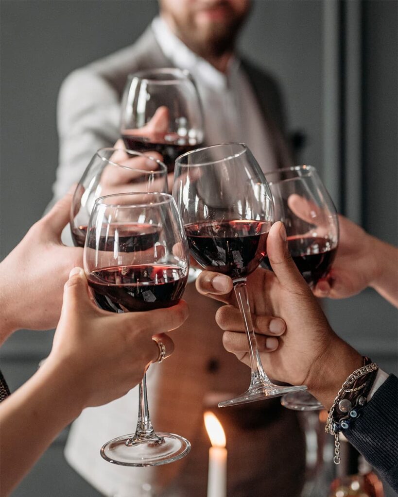 Brindis con copas de vino durante una experiencia de cata