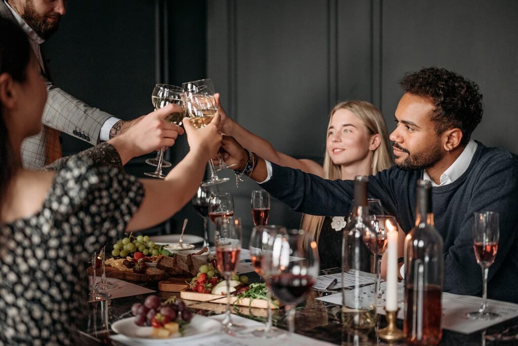 Grupo de amigos disfrutando una cata de vino en un ambiente relajado
