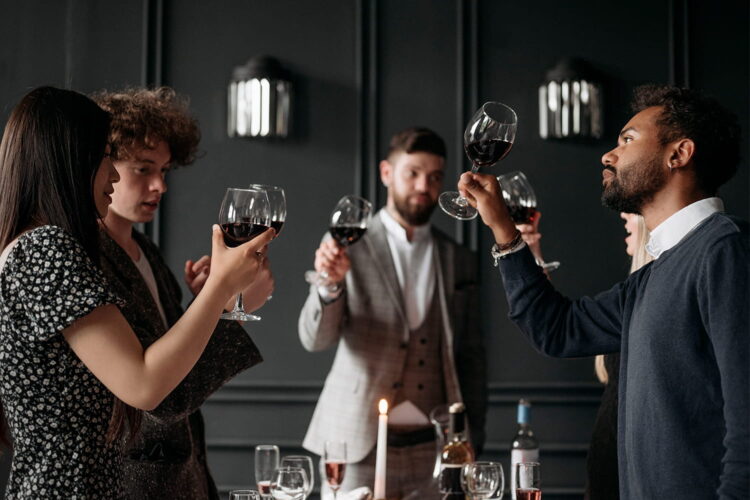 Cata de vino en casa con copas de vino tinto en ambiente de degustación