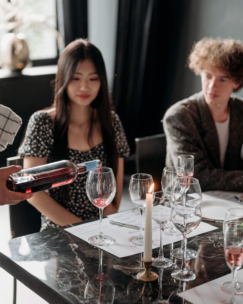 Servicio de vino en copa durante una cata guiada