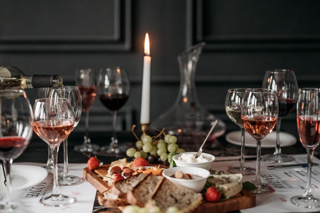 Copas de vino en cata con maridajes gastronómicos en mesa de degustación